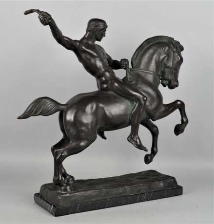 Heroische Bronze eines Kriegers auf dem Rücken eines galoppierenden Pferdes von Berthold Stölzer 1930er Jahre - фото 5