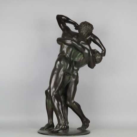 Imposante Figurengruppe kämpfender Männerakte aus Bronze von Wilhelm Julius Frick Anf. 20. Jhd. - Foto 3