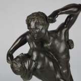 Imposante Figurengruppe kämpfender Männerakte aus Bronze von Wilhelm Julius Frick Anf. 20. Jhd. - Foto 4