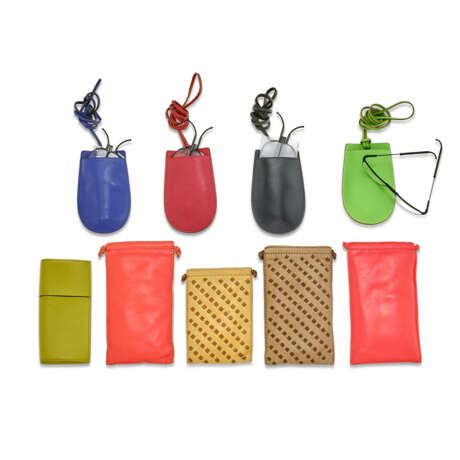 A GROUP OF NINE MULTICOLOR LEATHER POUCHES - Foto 1