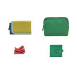 A GROUP OF FOUR: A ROSE LIPSTICK CHÈVRE LEATHER ZOULOU COIN PURSE, A MULTICOLOUR EPSOM LEATHER CAMAIL WALLET, A BAMBOU EVERCOLOR LEATHER ZIPPED POUCH & A BAMBOU EPSOM LEATHER BEARN COMPACT WALLET WITH PALLADIUM HARDWARE - Foto 4