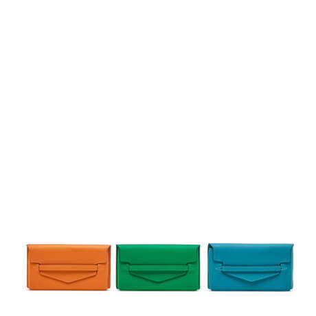 A GROUP OF THREE: ORANGE H, BAMBOU & TURQUOISE SWIFT LEATHER SMART BAGS - фото 1