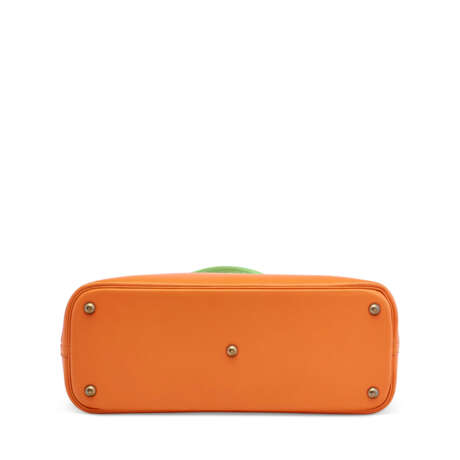 AN ORANGE H & VERT CRU COURCHEVEL LEATHER BOLIDE 35 WITH GOLD HARDWARE - фото 4