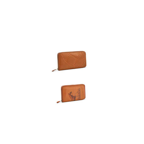 A GROUP OF TWO: FAUVE SWIFT LEATHER HORSE ROCABAR AZAP LONG WALLET & FAUVE BARÉNIA ÉVELYNE LONG WALLET - Foto 2