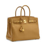 AN OCRE SWIFT LEATHER BIRKIN 35 WITH GOLD HARDWARE - фото 2