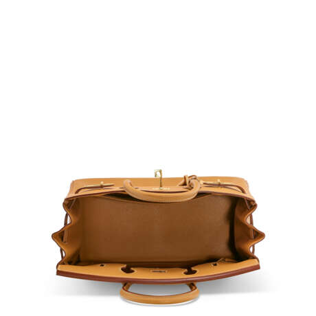 A SABLE FJORD LEATHER HAC BIRKIN 32 WITH GOLD HARDWARE - Foto 5