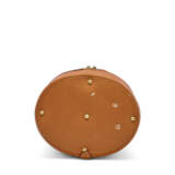 A GOLD CLÉMENCE LEATHER INNER CITY TRAVEL WITH GOLD HARDWARE - Foto 4