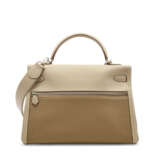 A GREIGE CALF BOX LEATHER & TOILE LAKIS KELLY 35 WITH PALLADIUM HARDWARE - Foto 3