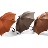 A SET OF THREE: POTIRON, ÉTOUPE & GOLD CANVAS PLUIE DE H LONG UMBRELLAS WITH TINTED MAPPLE WOOD - фото 2