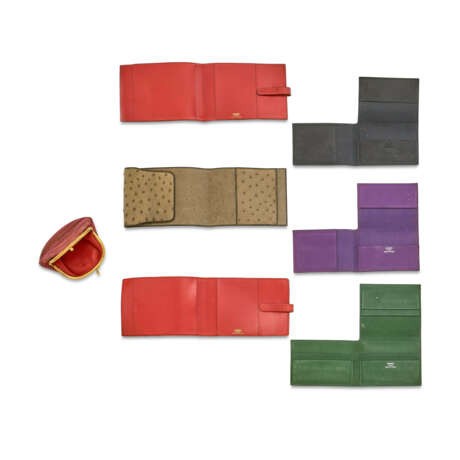 A SET OF SEVEN: THREE VIOLET & VERT FONCÉ CHÈVRE LEATHER & BLACK EVERCALF GUERNESEY CARD HOLDERS, TWO ROUGE VIF CALF BOX LEATHER LOCK CARD HOLDERS WITH GOLD HARDWARE, A GRIS TOURTERELLE OSTRICH CARD HOLDER, A PINK VIBRATO COINS PURSE WITH GOLD HARDWARE - photo 2