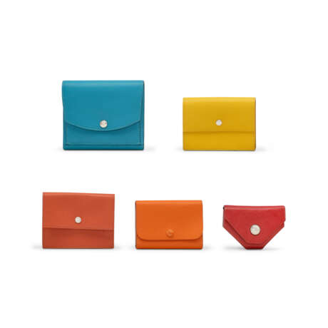 A GROUP OF FIVE: A TURQUOISE CHÈVRE LEATHER WALLET, TWO JAUNE & BRIQUE EPSOM CARD HOLDERS, A FEU EPSOM LEATHER CARD HOLDER, A ROUGE H CHÈVRE LEATHER 24 CHANGE PURSE - Foto 1