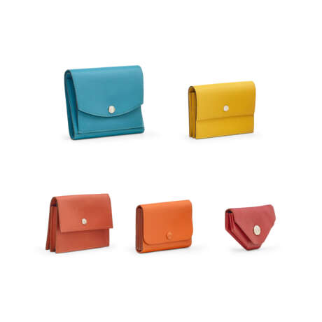 A GROUP OF FIVE: A TURQUOISE CHÈVRE LEATHER WALLET, TWO JAUNE & BRIQUE EPSOM CARD HOLDERS, A FEU EPSOM LEATHER CARD HOLDER, A ROUGE H CHÈVRE LEATHER 24 CHANGE PURSE - фото 2