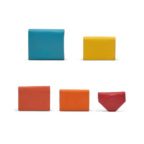 A GROUP OF FIVE: A TURQUOISE CHÈVRE LEATHER WALLET, TWO JAUNE & BRIQUE EPSOM CARD HOLDERS, A FEU EPSOM LEATHER CARD HOLDER, A ROUGE H CHÈVRE LEATHER 24 CHANGE PURSE - фото 3