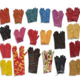 A GROUP OF TWENTY PAIRS OF MULTICOLOURED GLOVES - Foto 1