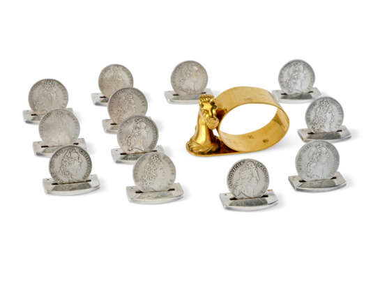 A GROUP OF THIRTEEN: A GOLD PLATED NAPKIN RING AND TWELVE SILVER PLATED NAME TAGS - фото 1
