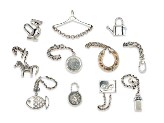 A GROUP OF ELEVEN VARIOUS BAG CHARMS AND CADENAS - Foto 1
