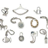 A GROUP OF ELEVEN VARIOUS BAG CHARMS AND CADENAS - Foto 2