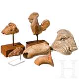 Vier Terrakotten mit Tierdarstellungen und zwei Amphorenstempel, hellenistisch, 3. - 1. Jhdt. v. Chr. - Foto 1