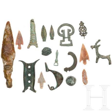 Zwölf antike Bronzeobjekte und fünf neolithische Werkzeuge, 4. Jtstd. v. Chr. - 16. Jhdt. n. Chr. - Foto 1