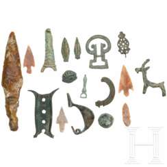 Zwölf antike Bronzeobjekte und fünf neolithische Werkzeuge, 4. Jtstd. v. Chr. - 16. Jhdt. n. Chr.