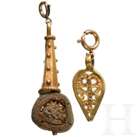 Amulettanhänger aus Gold, römisch, 1. - 3. Jhdt. n. Chr., sowie Anhänger aus Gold mit Durchbruchsarbeit in Tropfenform, byzantinisch, 6. - 7. Jhdt. - Foto 1
