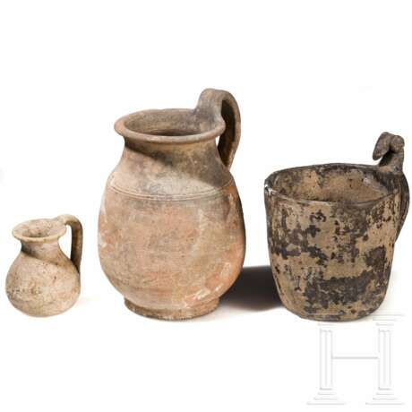Becher mit Widderkopf auf Henkel, etruskisch, 7. Jhdt. v. Chr., und zwei Kannen, römisch, 2. - 3. Jhdt. n. Chr. - photo 1