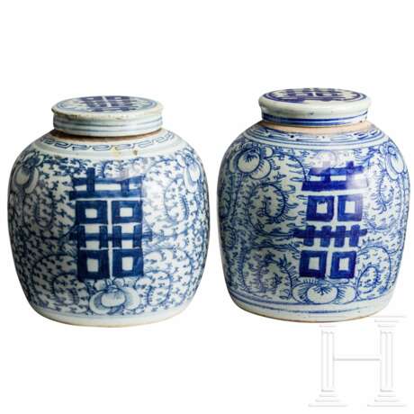 Ein Paar blauweiße Deckelvasen, China, späte Qing-Dynastie - Foto 1