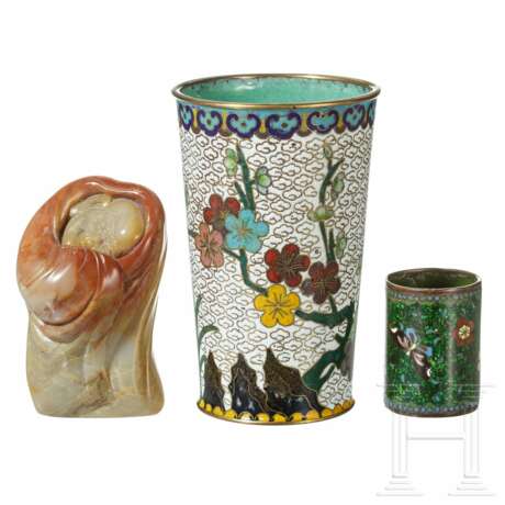 Konvolut von zwei Cloisonné-Bechern und einer Jadefigur, Japan/China, 20. Jhdt. - photo 1