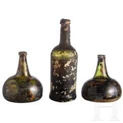 Drei Weinflaschen, Niederlande, um 1750 (zwei)/England, 19. Jhdt.