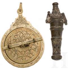Astrolabium und Kalkgefäß, Persien (Iran)/Indien, 19. Jhdt.