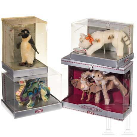 Vier Steiff-Plüschtiere in originalen Boxen - Fledermausset, Trinkkatze, Dinosaurier und Pinguin - photo 1
