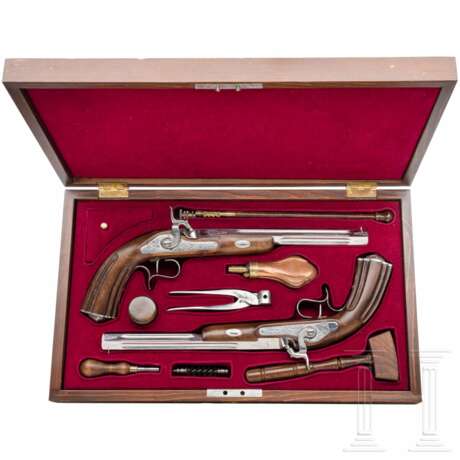 Ein Paar Duell-Perkussionspistolen im Koffer, spanische Replik nach franzÃ¶sischem Vorbild von ca. 1850 - фото 1
