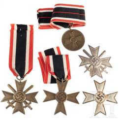 Vier Kriegsverdienstkreuze