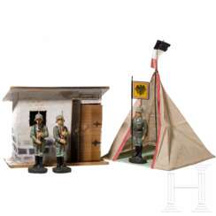 Drei Hausser-Elastolin Stillgestandene mit StandartentrÃ¤ger, ein Zelt und eine Arrestzelle