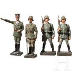 Stehender Lineol Hitler in grÃ¼ner Uniform 5/1G sowie drei stillgestandene Soldaten des Heeres