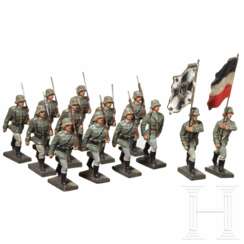 13 Lineol Wehrmachtssoldaten im Marsch, dabei vier mit ausgeformtem Gewehr und zwei FahnentrÃ¤ger
