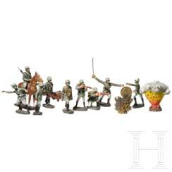 Neun Elastolin Soldaten des Heeres mit Gasmaske inklusive Kavalleriesoldat auf Standpferd und zwei Lineol GranateinschlÃ¤ge