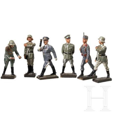 Sechs Lineol Soldaten mit GÃ¶ring im Schritt 7/2, FahnentrÃ¤ger im Stechschritt und Rekruten-Unteroffizier 5/71 - photo 1