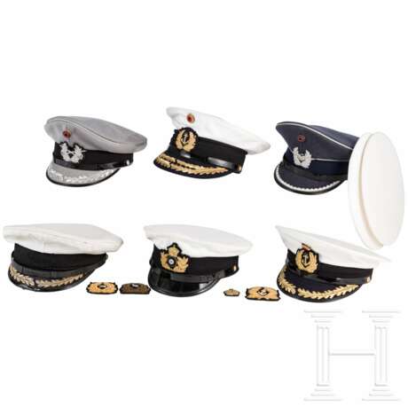 Sechs SchirmmÃ¼tzen fÃ¼r Offiziere und vier Marineeffekten - photo 1