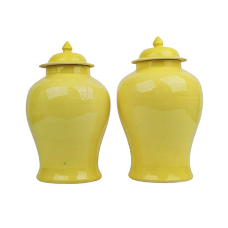 Pair of lemon yellow glazed lidded vessels, CHINA - photo 5