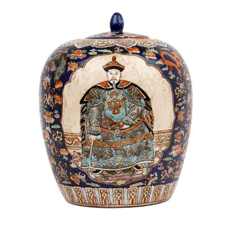 Ensemble: shoulder pot with matching torchère table. CHINA, - фото 2