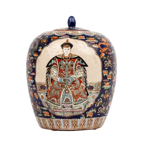 Ensemble: shoulder pot with matching torchère table. CHINA, - фото 4