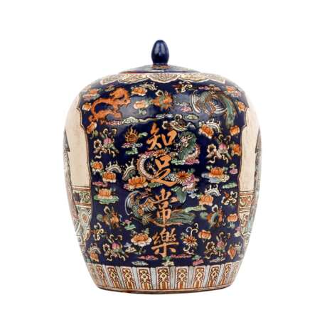 Ensemble: shoulder pot with matching torchère table. CHINA, - фото 5