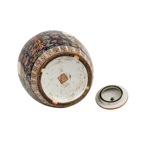 Ensemble: shoulder pot with matching torchère table. CHINA, - фото 10