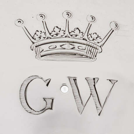 A GEORGE II SILVER SOAP BOX FROM THE WARRINGTON PLATE - фото 2