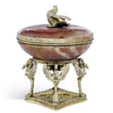 A GEORGE IV SILVER-GILT-MOUNTED AGATE BOWL AND COVER - Foto 1