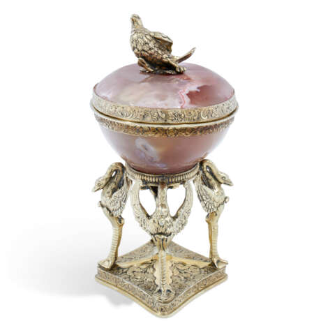 A GEORGE IV SILVER-GILT-MOUNTED AGATE BOWL AND COVER - Foto 2