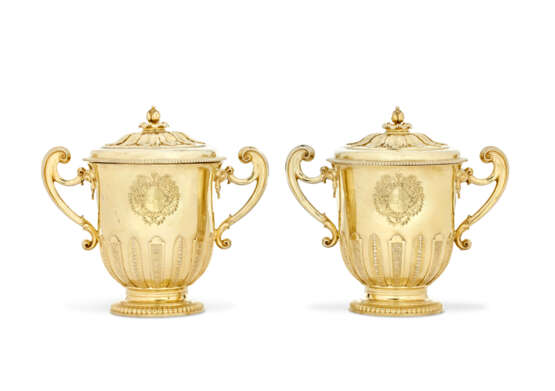 A PAIR OF QUEEN ANNE SILVER-GILT CUPS AND COVERS FROM THE GORGES PLATE - Foto 1