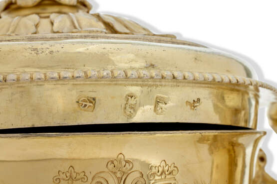 A PAIR OF QUEEN ANNE SILVER-GILT CUPS AND COVERS FROM THE GORGES PLATE - photo 2