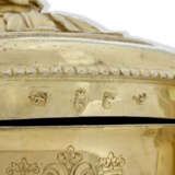 A PAIR OF QUEEN ANNE SILVER-GILT CUPS AND COVERS FROM THE GORGES PLATE - photo 2